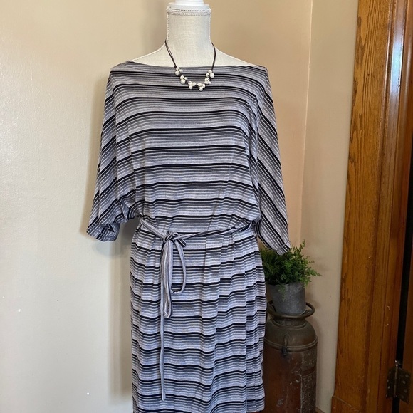 women’s Short Dress Size Large Wh/Greys with Belt - Picture 1 of 8